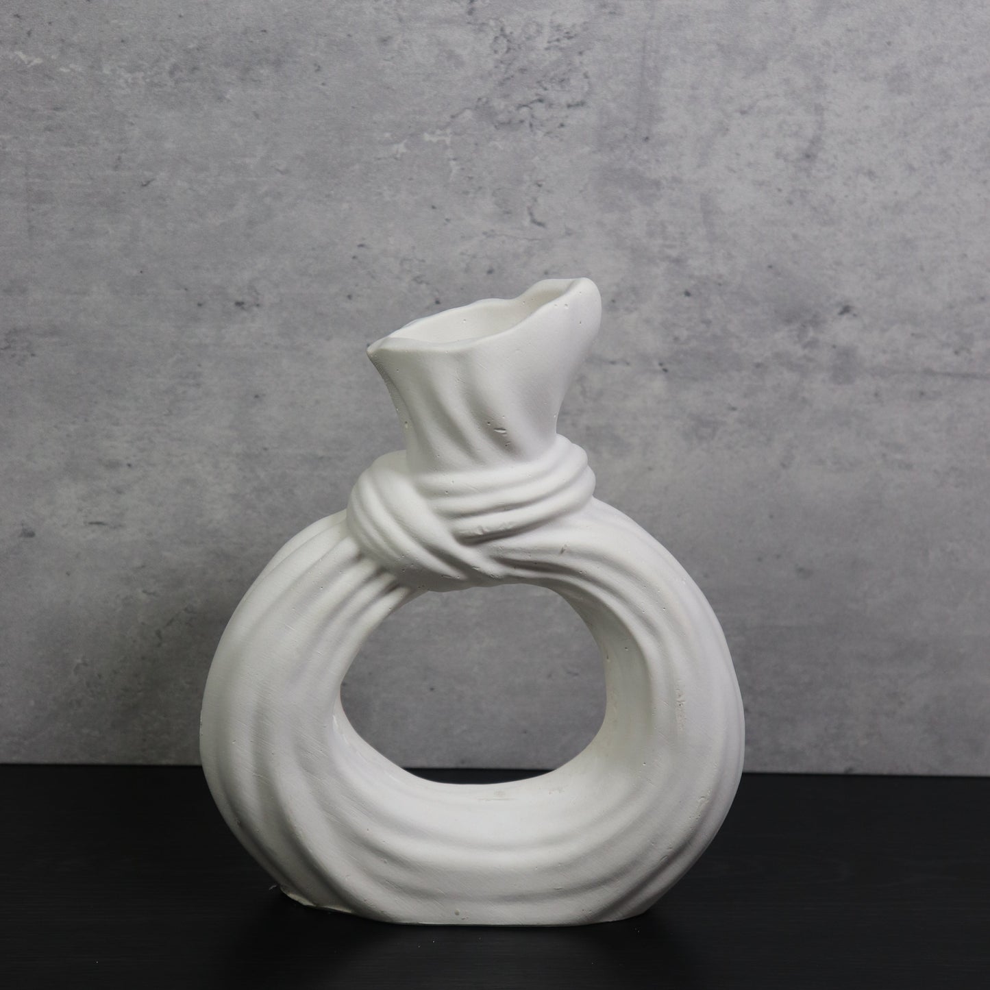 Bowtie round vase
